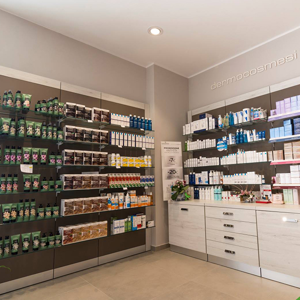 Gli interni della Farmacia Marconi Valenzano